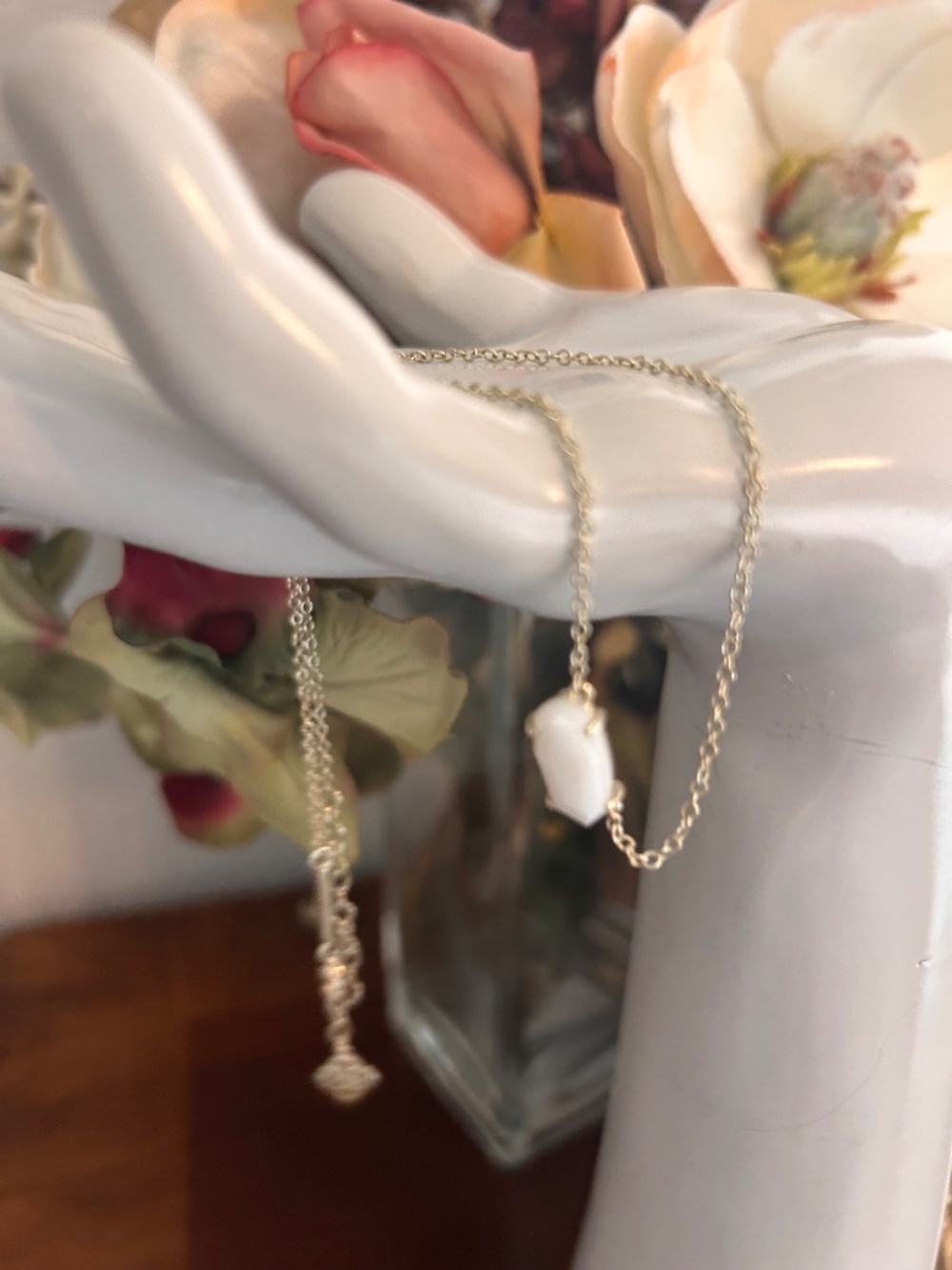Kendra Scott Delicate White Stone Pendant Necklace Gold Tone 16” - Picture 3 of 6